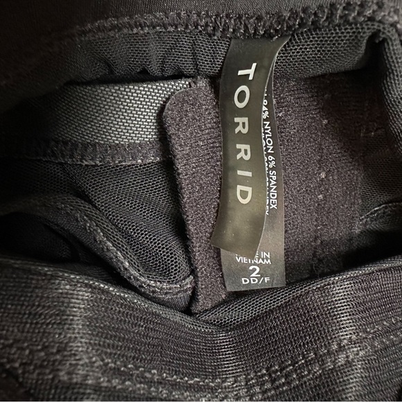 TORRID gorgeous palm leaf print one piece swimsuit with mesh overlay, 2X DD/F. - Picture 6 of 14